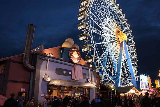 die Münchner Knödelei auf dem Oktoberfest (©Foto: Martin Schmitz)
